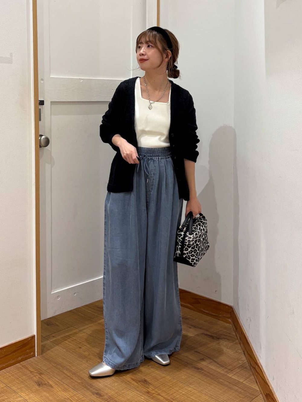 シルバー系のショルダーバッグ、ホワイト系のタンクトップ、シルバー系のパンプスを着用したレディースの春コーディネートの5枚目の写真