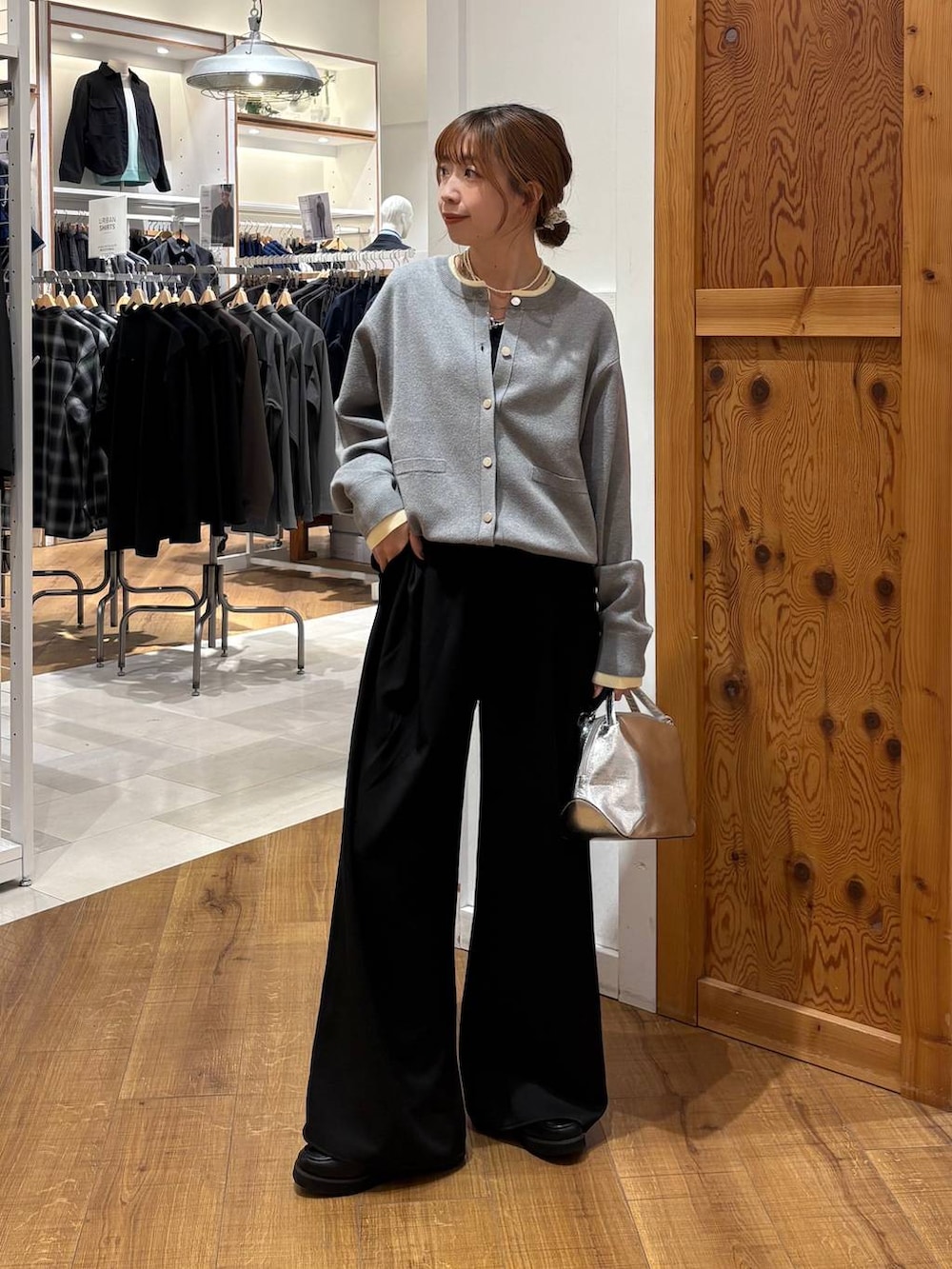 シルバー系のショルダーバッグ、ブラック系のローファー、ブラック系のタンクトップを着用したレディースの冬コーディネートの5枚目の写真