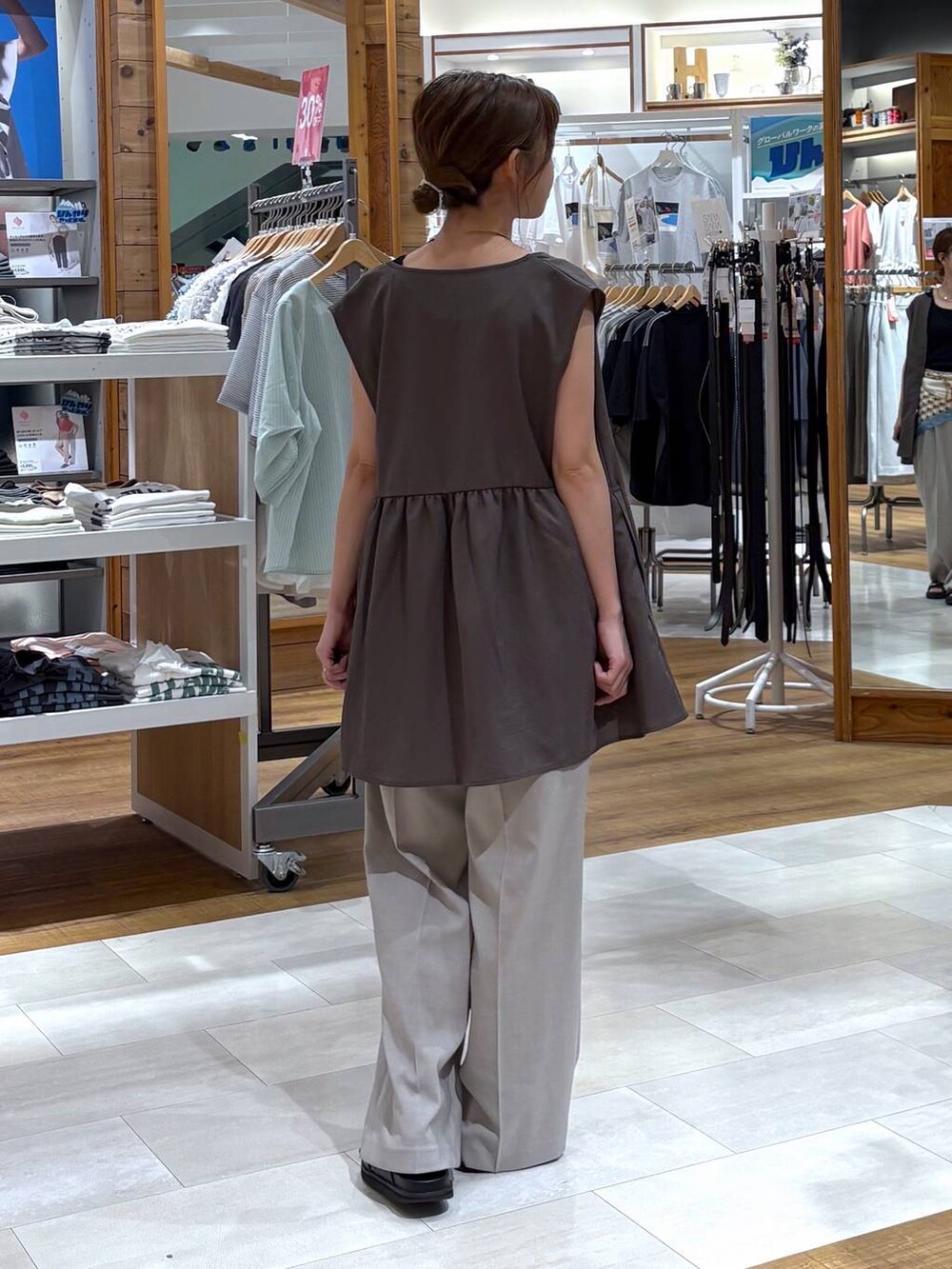 ブラック系のタンクトップ、ベージュ系のその他パンツ、ブラウン系のベストを着用したレディースの夏コーディネートの3枚目の写真