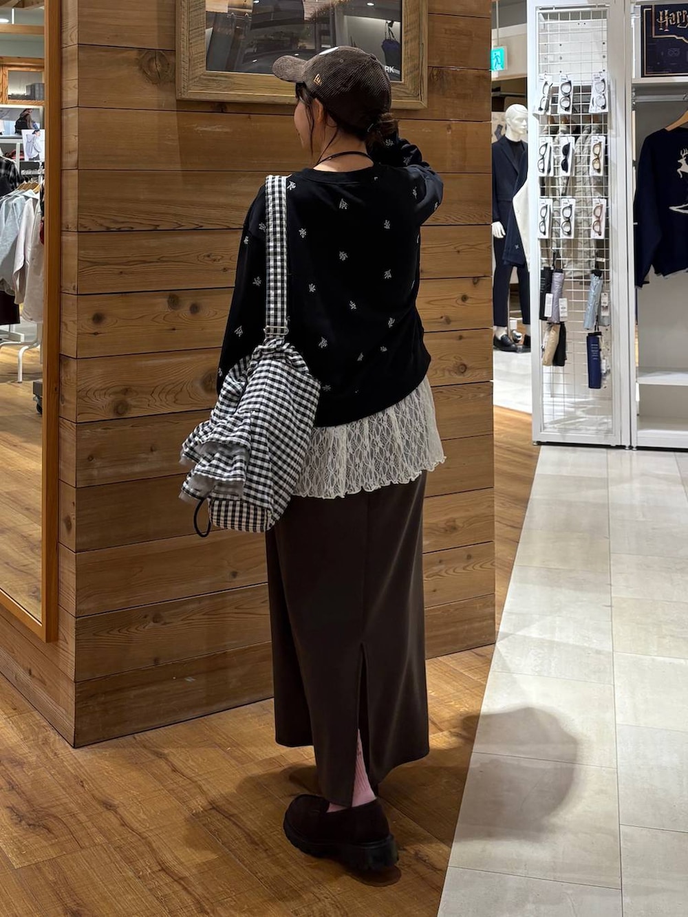 ブラウン系のローファー、ブラック系のTシャツ/カットソー、ホワイト系のその他トップスを着用したレディースの秋コーディネートの3枚目の写真