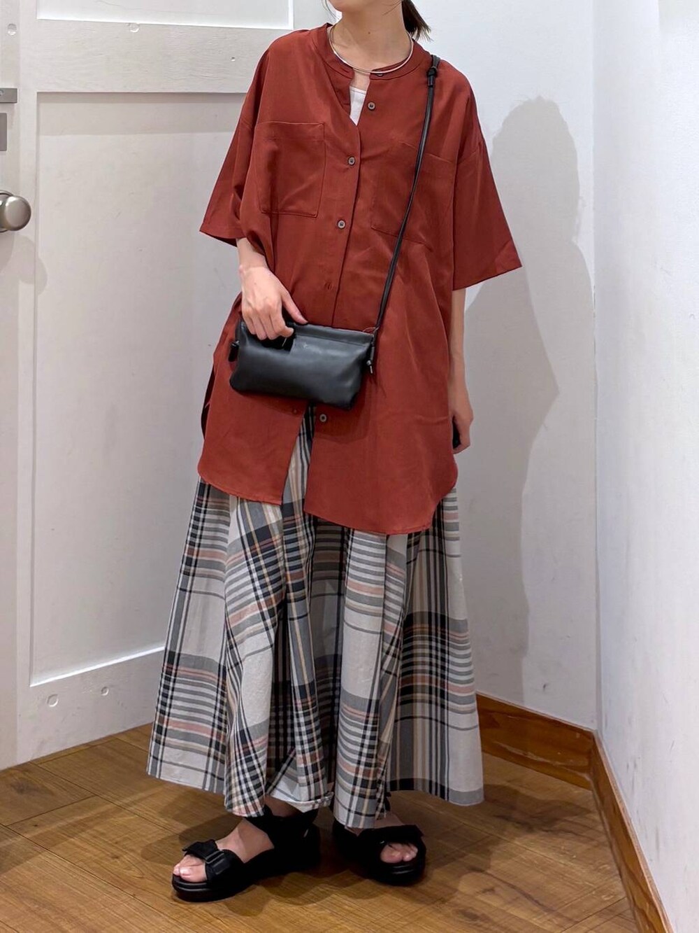 「ワントーン、カジュアル、ガーリー、ママコーデ、低身長、フェミニン、GLOBAL WORK、低身長_GLOBALWORK、145～150cm_GLOBALWORK、シンプルコーデ、カジュアルコーデ、大人カジュアル、シャツ、夏コーデ、雨の日コーデ」｜「GLOBAL WORKの遮光ノーベルベーシック/283551（折りたたみ傘、ブラック系）」を使った、ありちゃんさん（レディース・149cm）の夏コーディネートの4枚目の写真