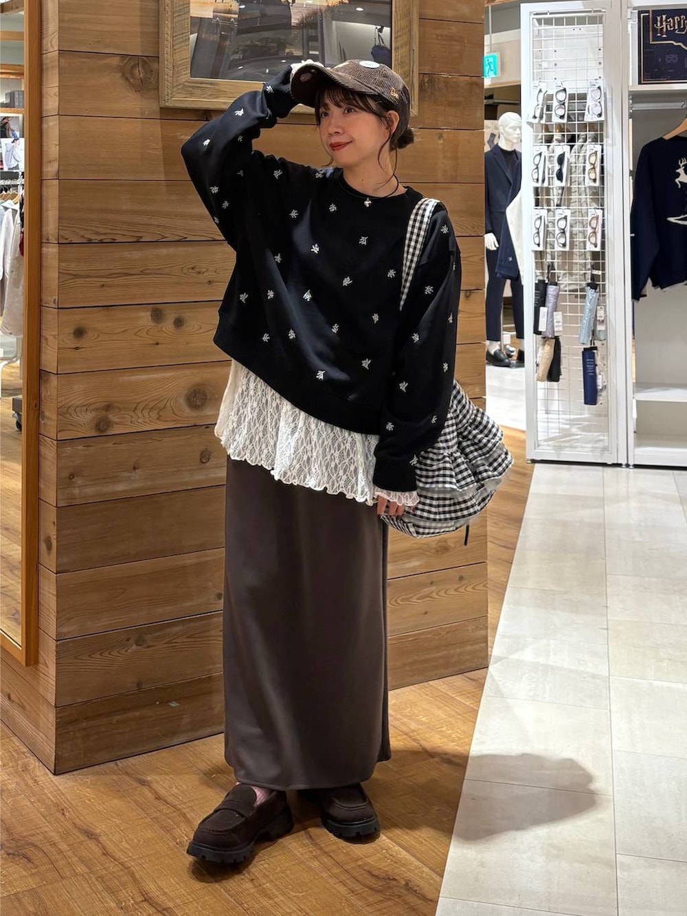 ブラウン系のローファー、ブラック系のTシャツ/カットソー、ホワイト系のその他トップスを着用したレディースの秋コーディネートの8枚目の写真