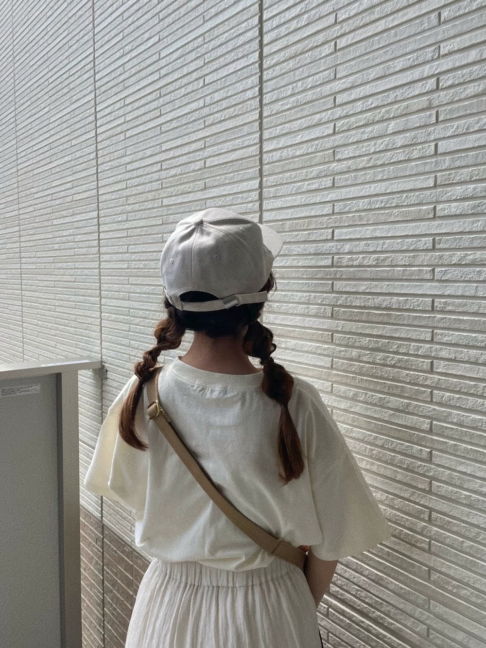 「春のNewスタイル、春服、おでかけコーデ、大人可愛い、春服みてみて、春、低身長女子、スニーカーコーデ、低身長コーデ、お花見コーデ、ゆるコーデ、ママコーデ、ママファッション、古着、オールホワイト」｜「BRADYの【WEB限定】【Brady/ブレディ】COLNE MINI バッグ（ショルダーバッグ、ベージュ系）」を使った、ありちゃんさん（レディース・149cm）の春コーディネートの4枚目の写真