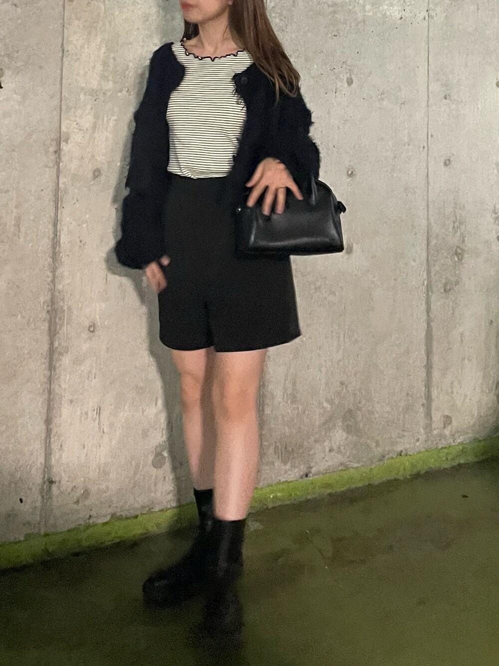 ブラック系のTシャツ/カットソー、ブラック系のカーディガン/ボレロ、ブラック系のボストンバッグを着用したレディースの冬コーディネートの3枚目の写真