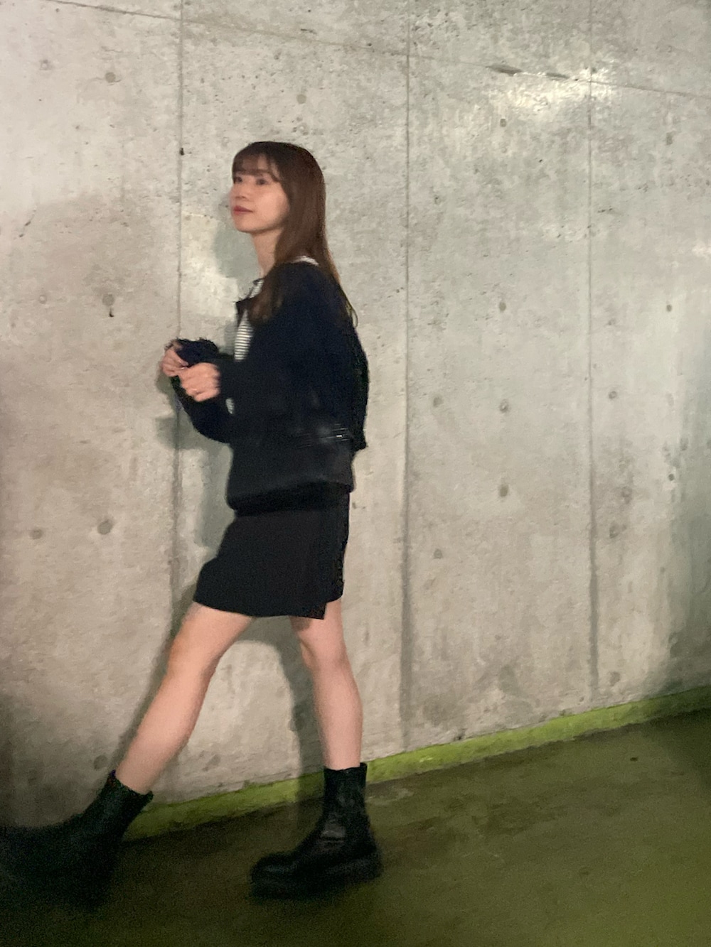 ブラック系のTシャツ/カットソー、ブラック系のカーディガン/ボレロ、ブラック系のボストンバッグを着用したレディースの冬コーディネートの2枚目の写真