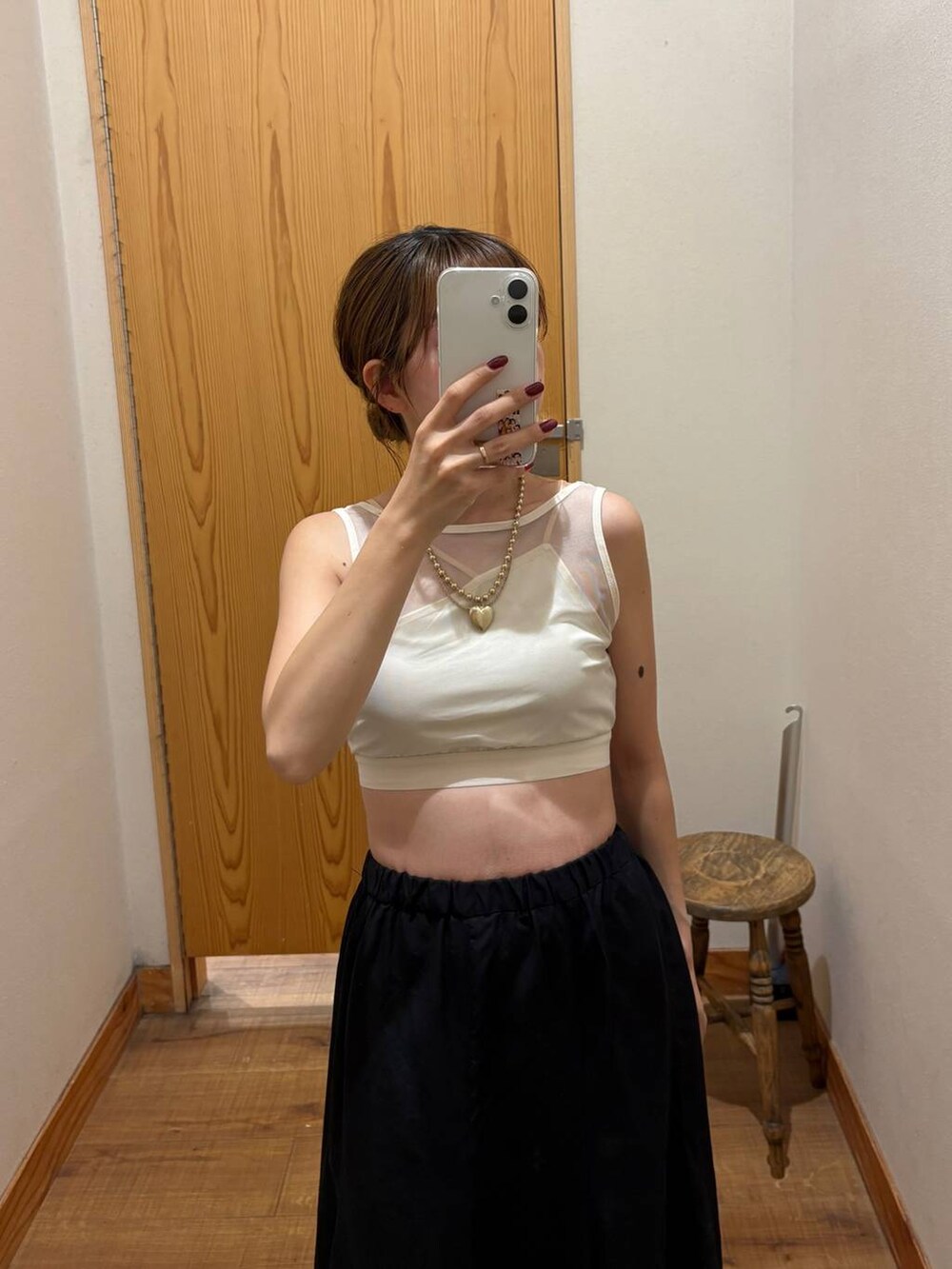 ホワイト系のTシャツ/カットソー、ベージュ系のヘアゴム、ゴールド系のネックレスを着用したレディースの秋コーディネートの2枚目の写真