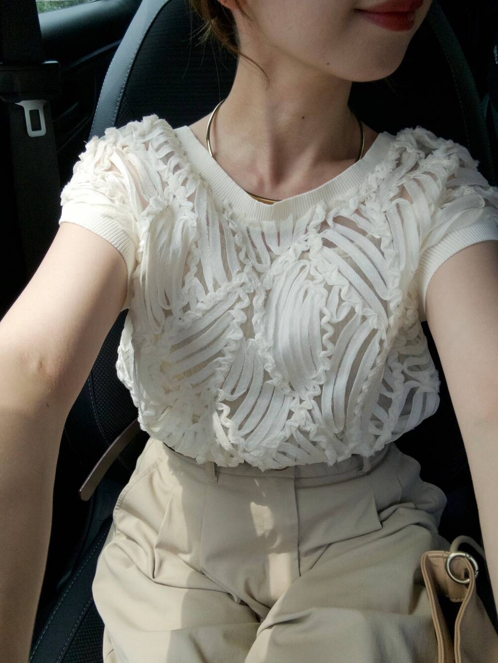 ベージュ系のその他パンツ、ベージュ系のヘアゴム、ゴールド系のネックレスを着用したレディースの夏コーディネートの3枚目の写真