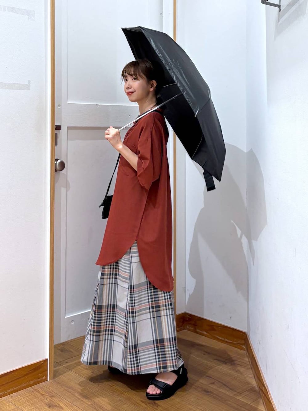 「ワントーン、カジュアル、ガーリー、ママコーデ、低身長、フェミニン、GLOBAL WORK、低身長_GLOBALWORK、145～150cm_GLOBALWORK、シンプルコーデ、カジュアルコーデ、大人カジュアル、シャツ、夏コーデ、雨の日コーデ」｜「GLOBAL WORKの遮光ノーベルベーシック/283551（折りたたみ傘、ブラック系）」を使った、ありちゃんさん（レディース・149cm）の夏コーディネートの7枚目の写真