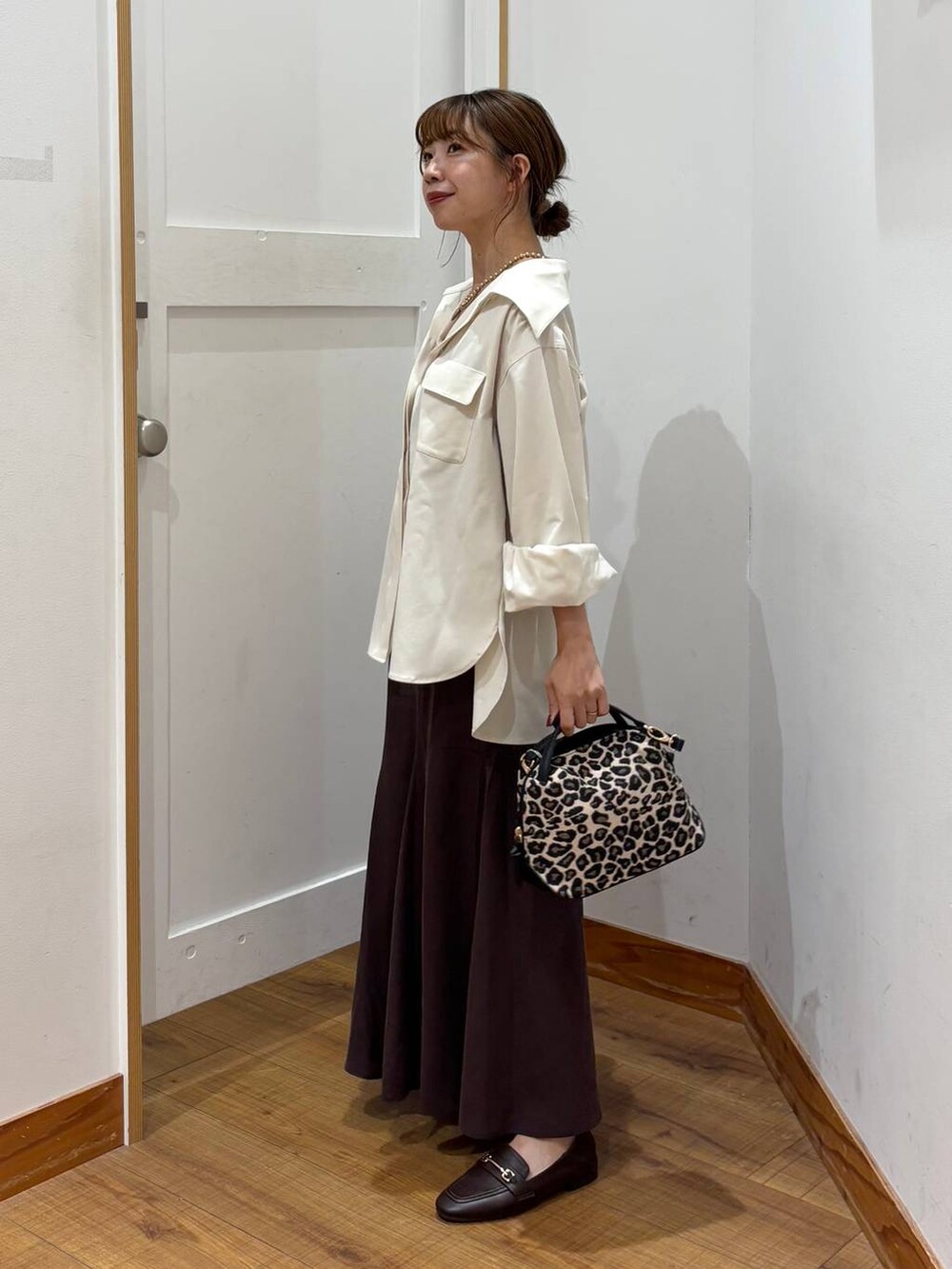 ブラウン系のローファー、その他のショルダーバッグ、ブラウン系のキャミソールを着用したレディースの秋コーディネートの2枚目の写真