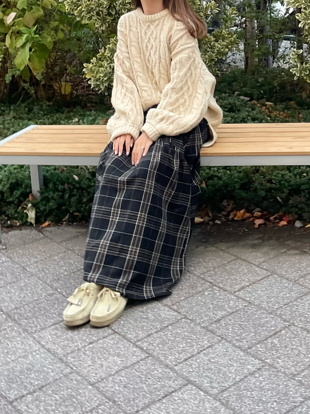 「ファッションを楽しもう、秋冬コーデ、シンプルスタイル、おでかけコーデ、着回しコーデ、ゆったりコーデ、お洒落さんとつながりたい、ニットコーデ、しまむらコーデ、しまむら、チェックスカート、ママコーデ、ママファッション、低身長コーデ、ゆるコーデ」｜「ClarksのCLARKS/クラークス Wallabee/ワラビー（ブーツ、ベージュ系）」を使った、ありちゃんさん（レディース・149cm）の秋コーディネートの3枚目の写真