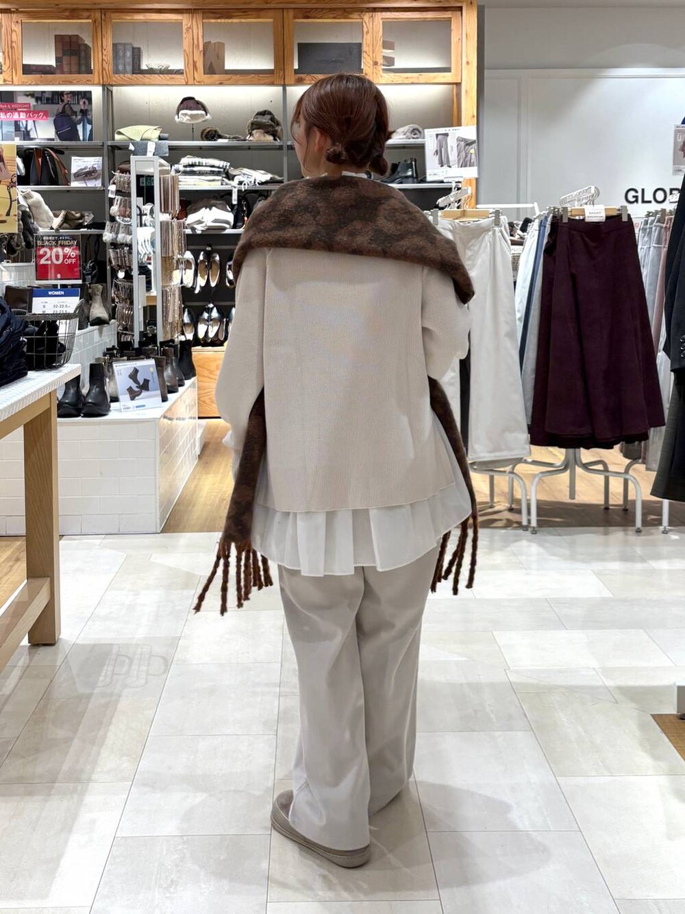 グレー系のその他パンツ、ホワイト系のTシャツ/カットソー、ホワイト系のニット/セーターを着用したレディースの秋コーディネートの3枚目の写真