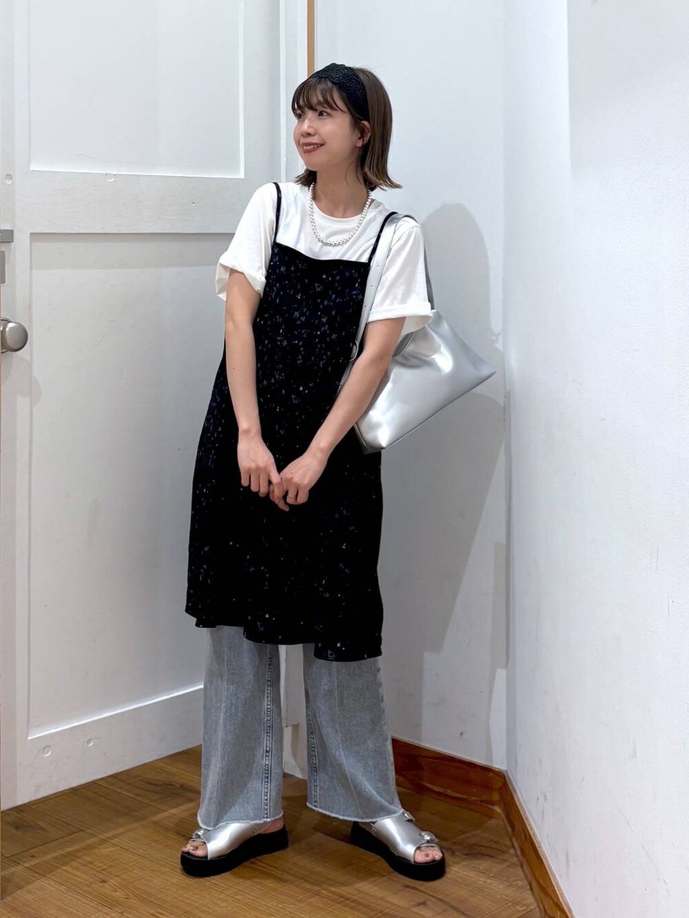 「ワントーン、カジュアル、ガーリー、ママコーデ、低身長、GLOBAL WORK、低身長_GLOBALWORK、145~150cm_GLOBALWORK、シンプルコーデ、カジュアルコーデ、大人カジュアル、フェミニン、Tシャツ、レイヤードスタイル、ナチュラル」|「GLOBAL WORKのGOODデニムフレアパンツ/209743(デニムパンツ、ブルー系)」を使った、ありちゃんさん(レディース・149cm)の春コーディネートの6枚目の写真