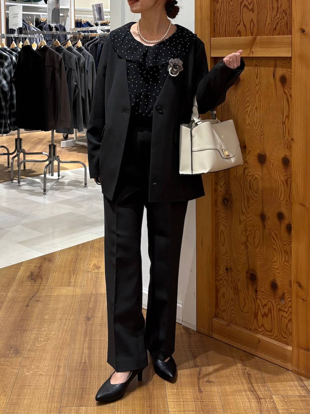 ブラック系のパンプス、ブラック系のシャツ/ブラウス、グレー系のその他パンツを着用したレディースの冬コーディネートの4枚目の写真