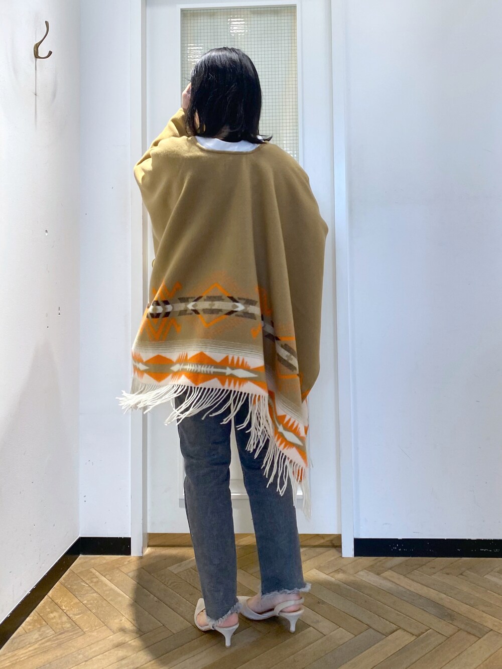 「秋のコーデ、着回しコーデ、カジュアルコーデ、お洒落さんとつながりたい、オトナカワイイ、ポンチョ、柄、カジュアル、大人コーデ、低身長コーデ、いいね、save、フォローお願いします🤑、休日スタイル、休日コーデ、フォローミー、キャメル」｜「OUVRAGE CLASSEの【fuladd】ORTEGA PONCHO（ポンチョ、イエロー系）」を使った、ERIさん（レディース・156cm）の秋コーディネートの2枚目の写真