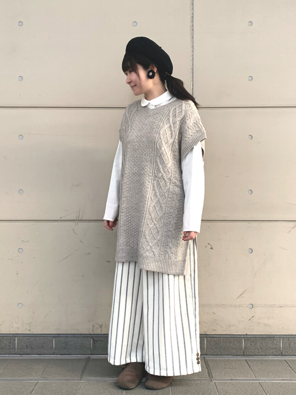 ホワイト系のシャツ/ブラウス、グレー系のベスト、ホワイト系のその他パンツを着用したレディースの冬コーディネートの2枚目の写真