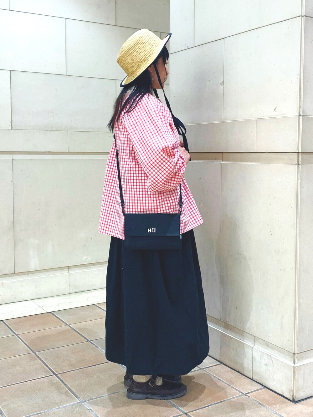 ホワイト系のTシャツ/カットソー、ブラウン系のその他シューズ、ブラック系のワンピースを着用したレディースの春コーディネートの2枚目の写真