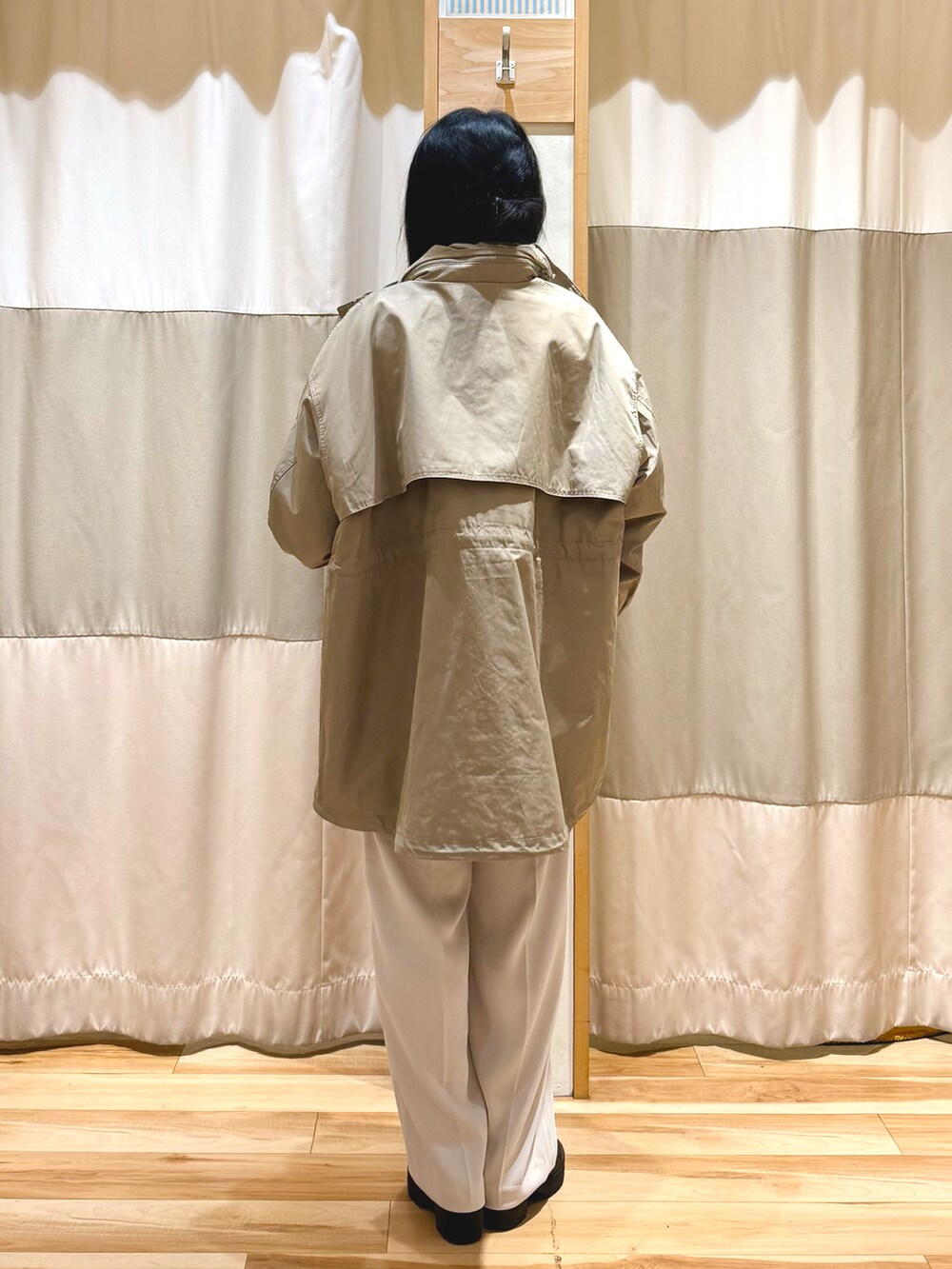 グレー系のカーディガン/ボレロ、ベージュ系のノーカラージャケット、ベージュ系のその他パンツを着用したレディースの春コーディネートの3枚目の写真