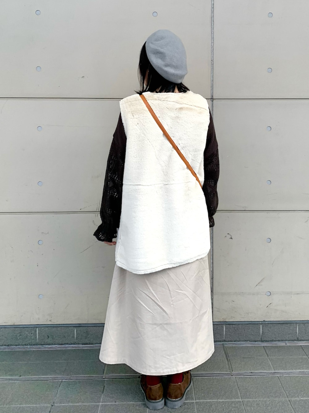 グレー系のシャツ/ブラウス、ベージュ系のワンピース、ベージュ系のドレスシューズを着用したレディースの秋コーディネートの2枚目の写真