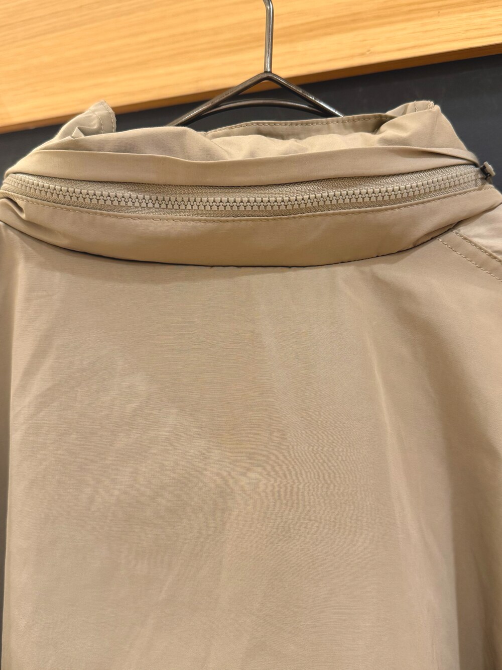 グレー系のカーディガン/ボレロ、ベージュ系のノーカラージャケット、ベージュ系のその他パンツを着用したレディースの春コーディネートの4枚目の写真