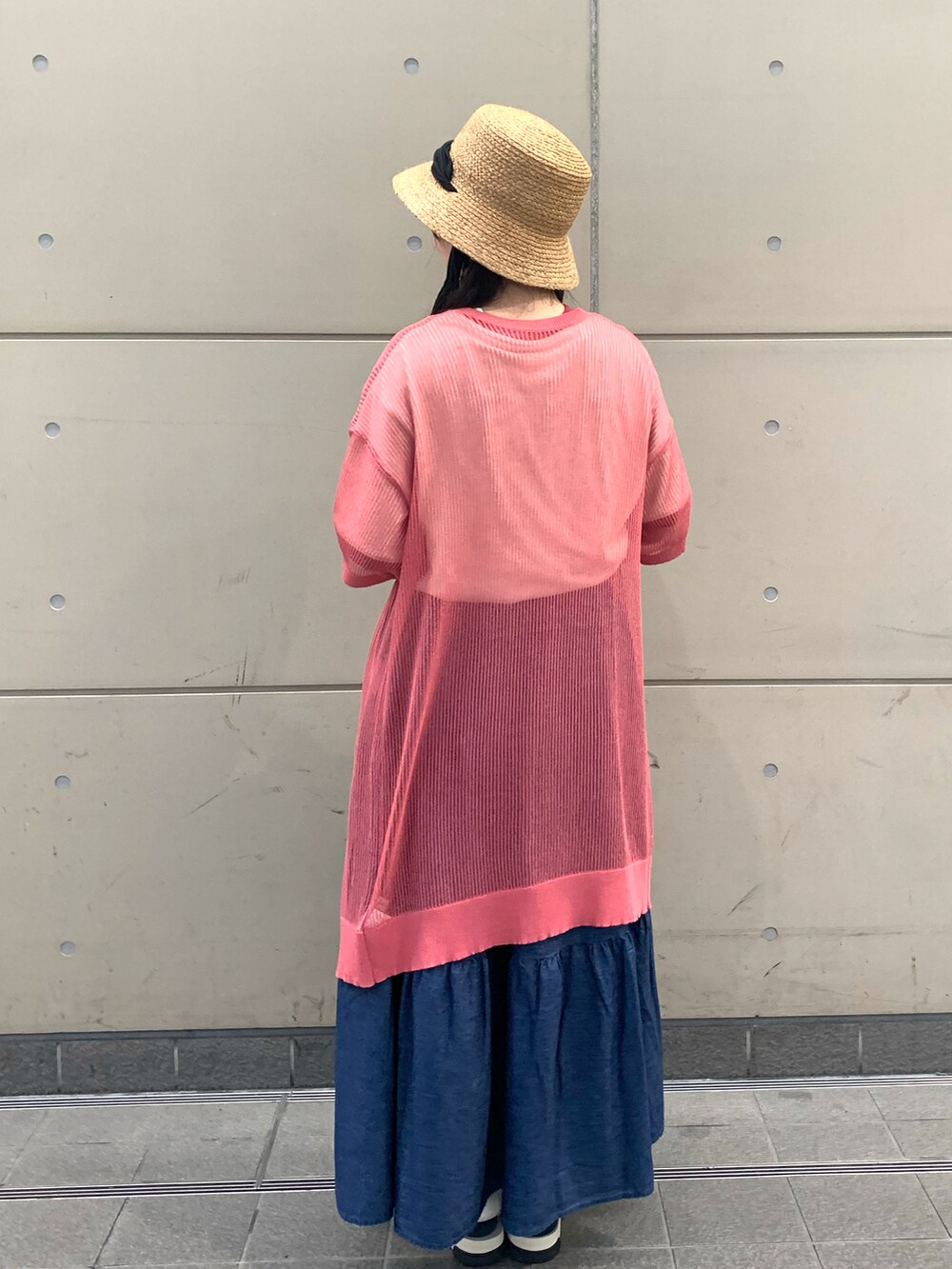 ホワイト系のハンドバッグ、ホワイト系のサンダル、ブルー系のデニムスカートを着用したレディースの夏コーディネートの3枚目の写真