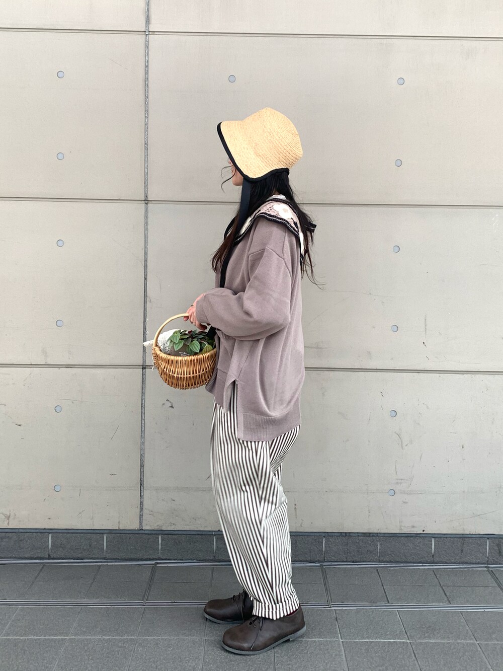 ベージュ系のTシャツ/カットソー、ブラウン系のドレスシューズ、ホワイト系のシャツ/ブラウスを着用したレディースの冬コーディネートの2枚目の写真