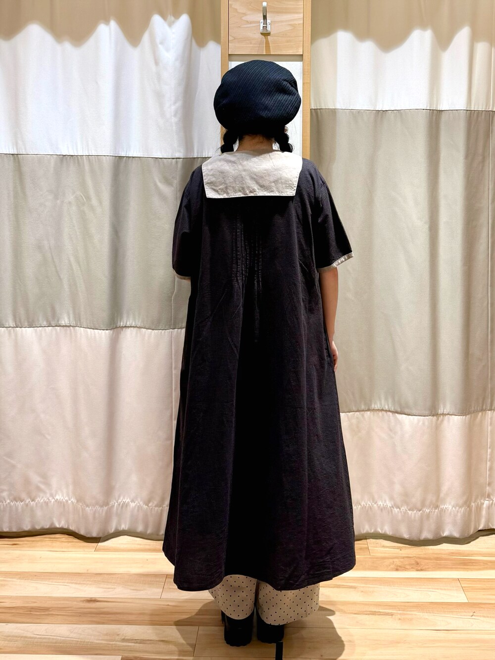 ベージュ系のベスト、ベージュ系のその他パンツ、ブラウン系のサンダルを着用したレディースの春コーディネートの2枚目の写真