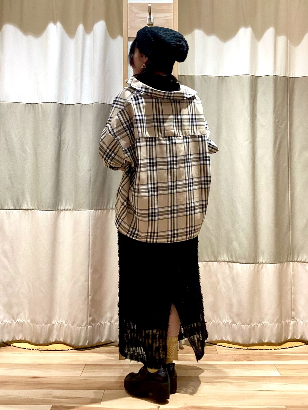 ベージュ系のシャツ/ブラウス、ブラック系のTシャツ/カットソー、ブラック系のスカートを着用したレディースの冬コーディネートの2枚目の写真