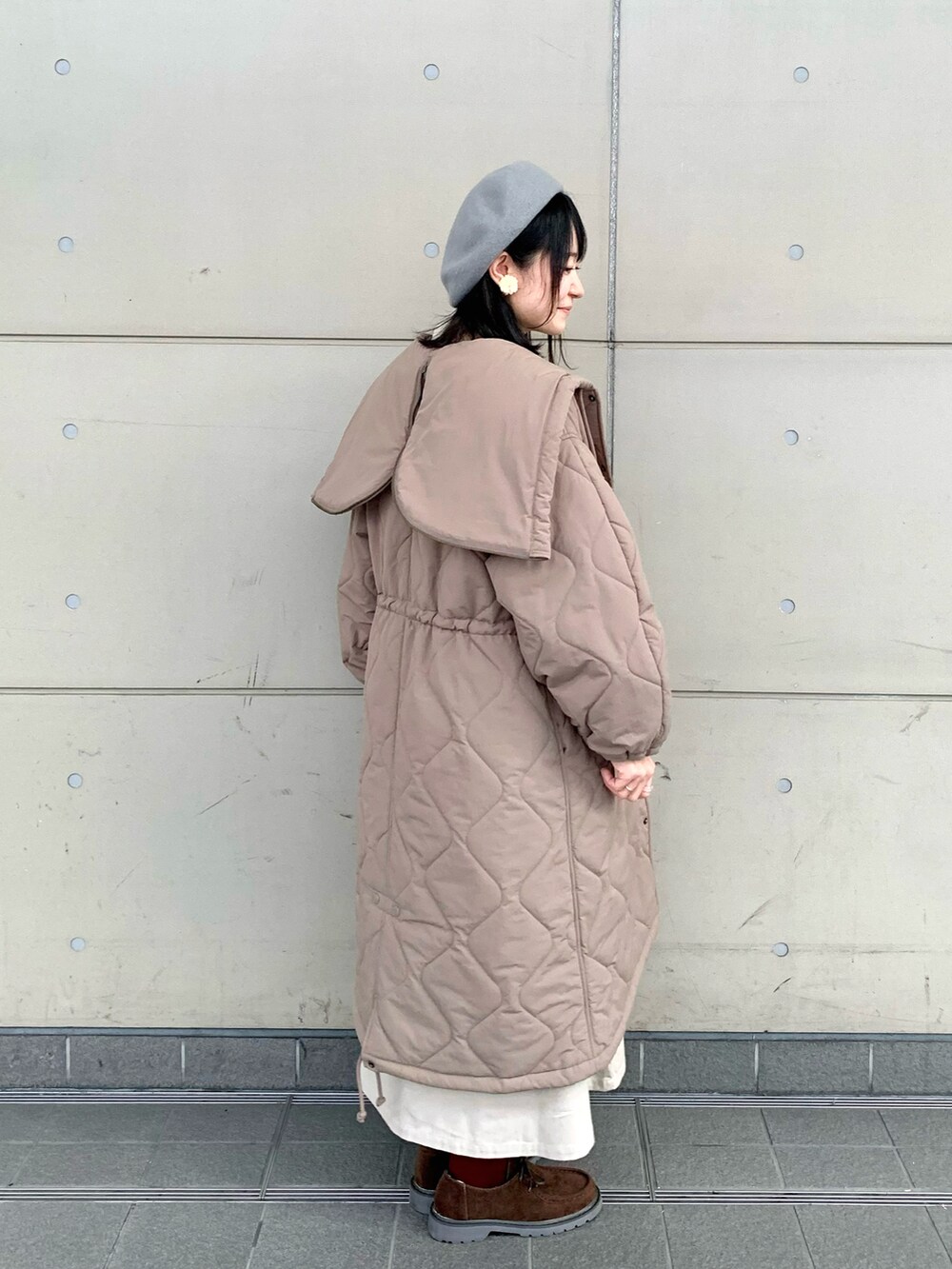ベージュ系のTシャツ/カットソー、ベージュ系のワンピース、ベージュ系のドレスシューズを着用したレディースの秋コーディネートの2枚目の写真