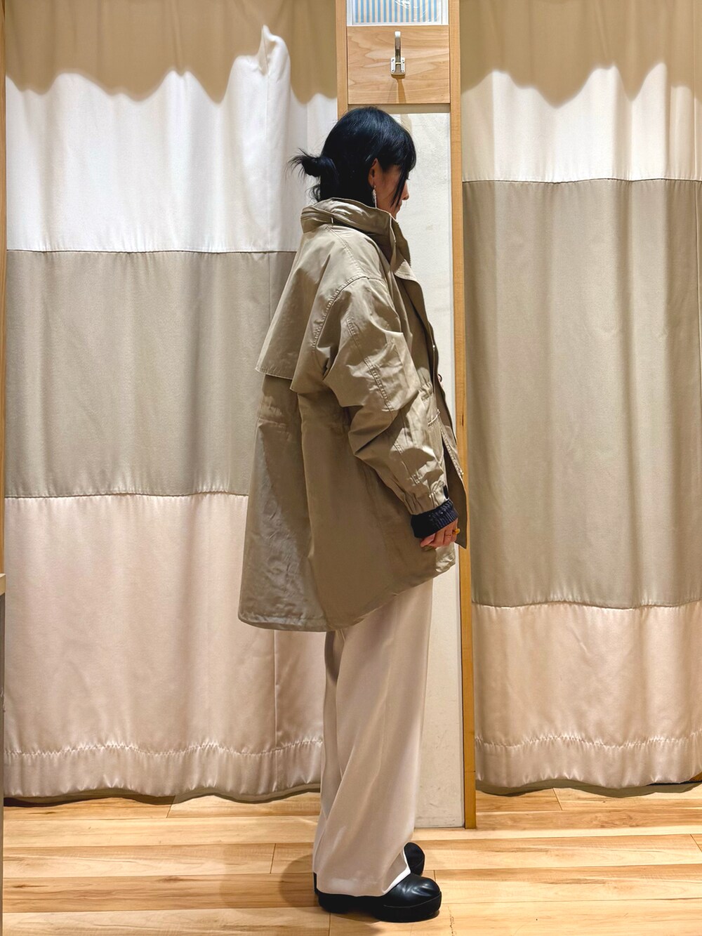 グレー系のカーディガン/ボレロ、ベージュ系のノーカラージャケット、ベージュ系のその他パンツを着用したレディースの春コーディネートの2枚目の写真