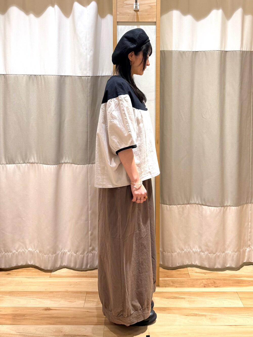 ベージュ系のシャツ/ブラウス、ブラウン系のその他パンツを着用したレディースの春コーディネートの3枚目の写真