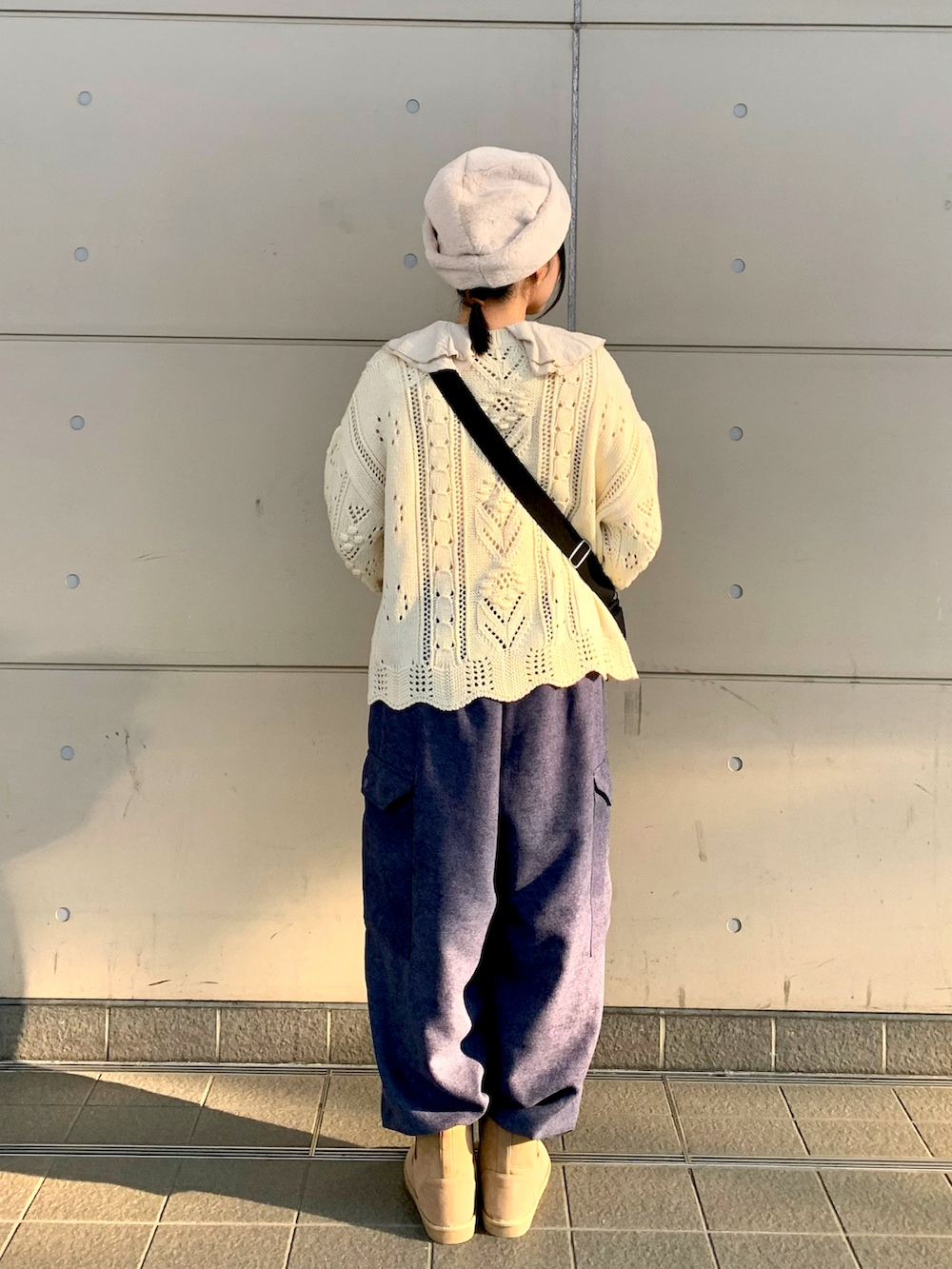 ベージュ系のシャツ/ブラウス、ホワイト系のカーディガン/ボレロ、ブルー系のカーゴパンツを着用したレディースの秋コーディネートの2枚目の写真