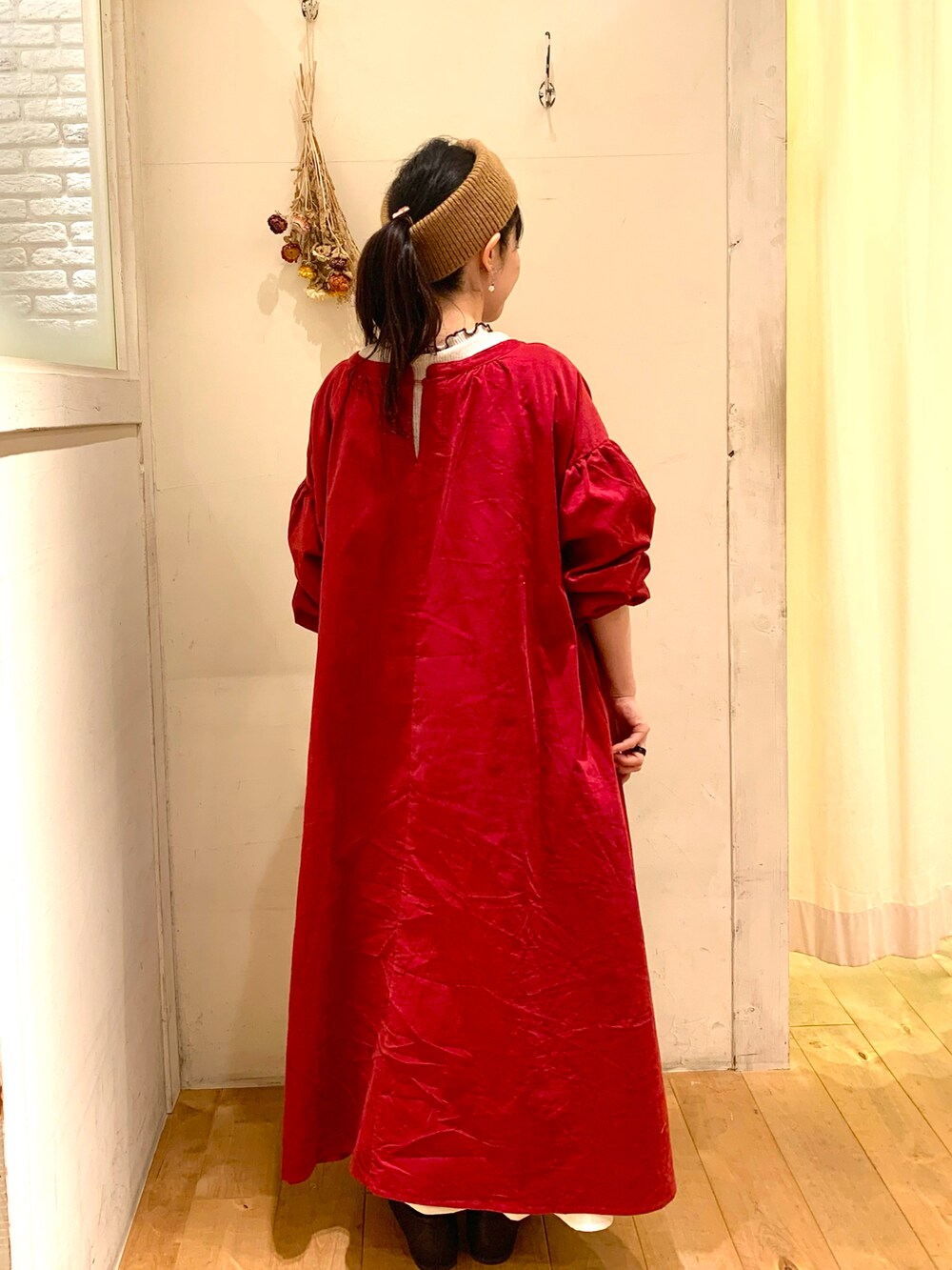 「サマンサ モスモス(Samansa Mos2)、秋のコーデ、カラーコーデ、コーデュロイ、ワンピース、レッド、ヘアバンド、秋服、ローファー、オトナカワイイ、ボリューム袖、プリーツスカート、重ね着、メロートップス」|「Samansa Mos2のコーデュロイ前後着ワンピース(ワンピース、ブラウン系)」を使った、Ayaさん(レディース・153cm)の秋コーディネートの2枚目の写真