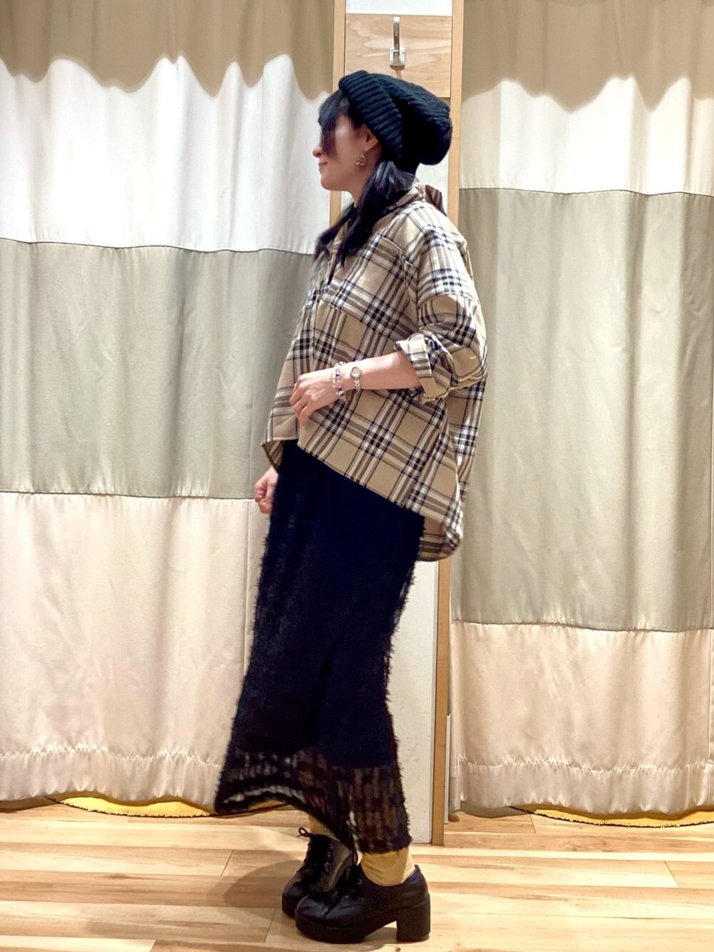 ベージュ系のシャツ/ブラウス、ブラック系のTシャツ/カットソー、ブラック系のスカートを着用したレディースの冬コーディネートの3枚目の写真