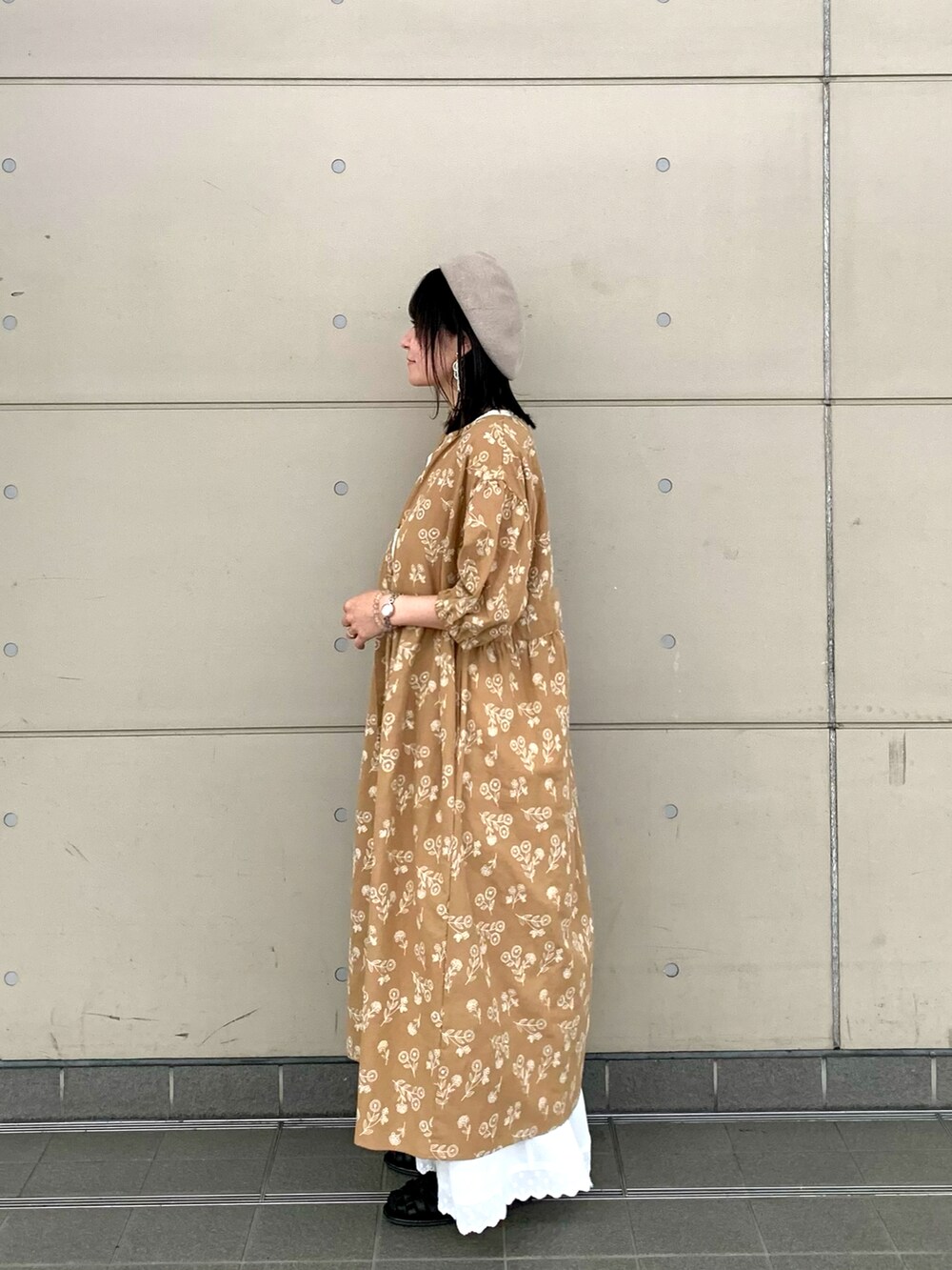 ホワイト系のTシャツ/カットソー、ホワイト系のスカート、ベージュ系のワンピースを着用したレディースの春コーディネートの2枚目の写真