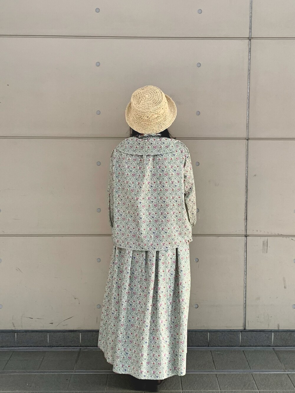 グリーン系のシャツ/ブラウス、グリーン系のスカート、グレー系のハットを着用したレディースの冬コーディネートの2枚目の写真