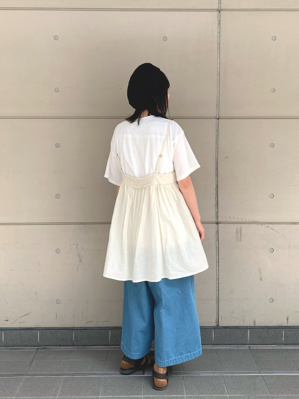 ホワイト系のTシャツ/カットソー、ホワイト系のシャツ/ブラウス、ブルー系のその他パンツを着用したレディースの春コーディネートの2枚目の写真