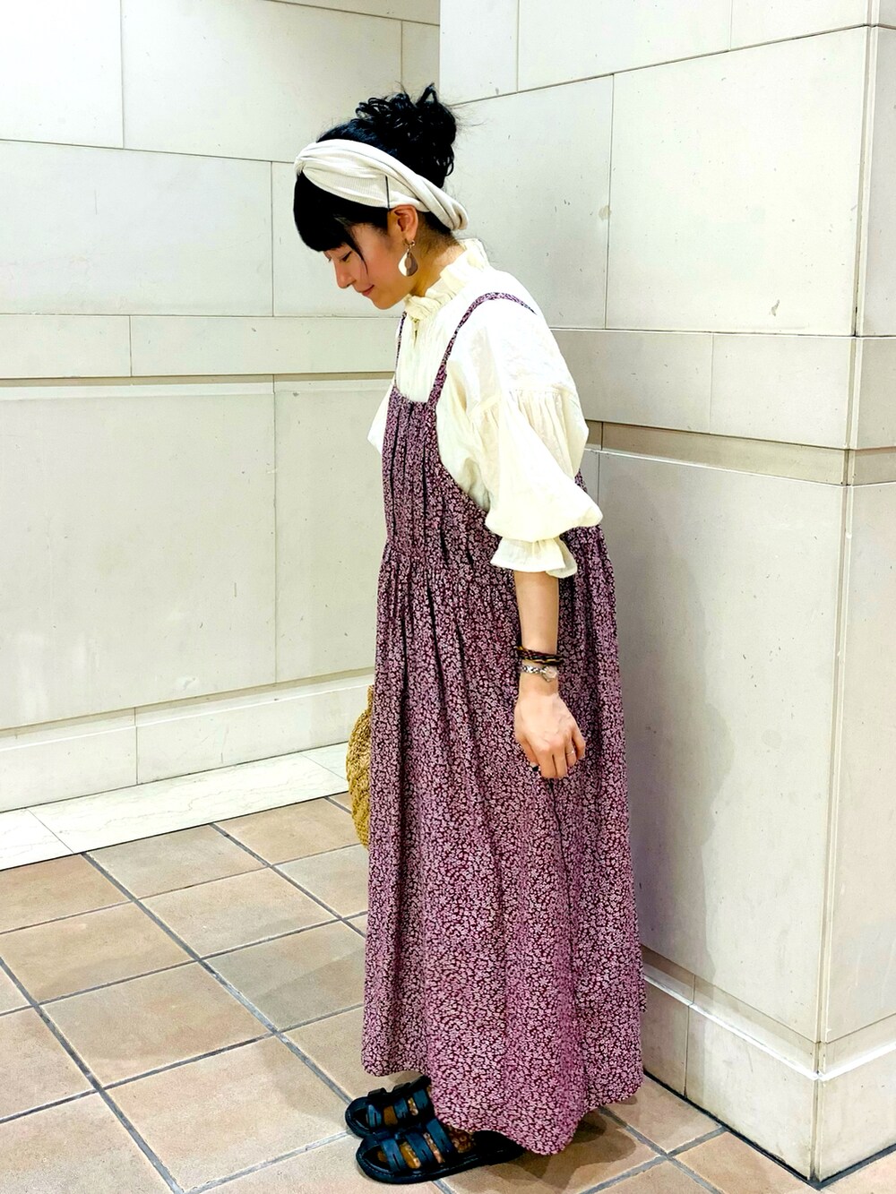 グレー系のエコバッグ/サブバッグ、ブラウン系のサンダル、レッド系のワンピースを着用したレディースの夏コーディネートの2枚目の写真