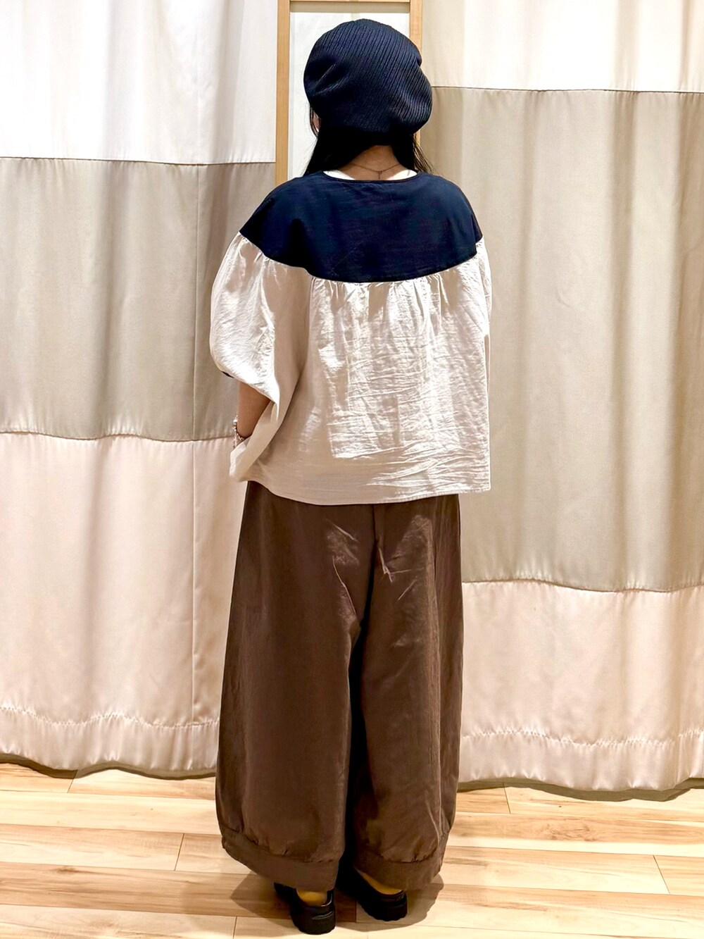 ベージュ系のシャツ/ブラウス、ブラウン系のその他パンツを着用したレディースの春コーディネートの2枚目の写真