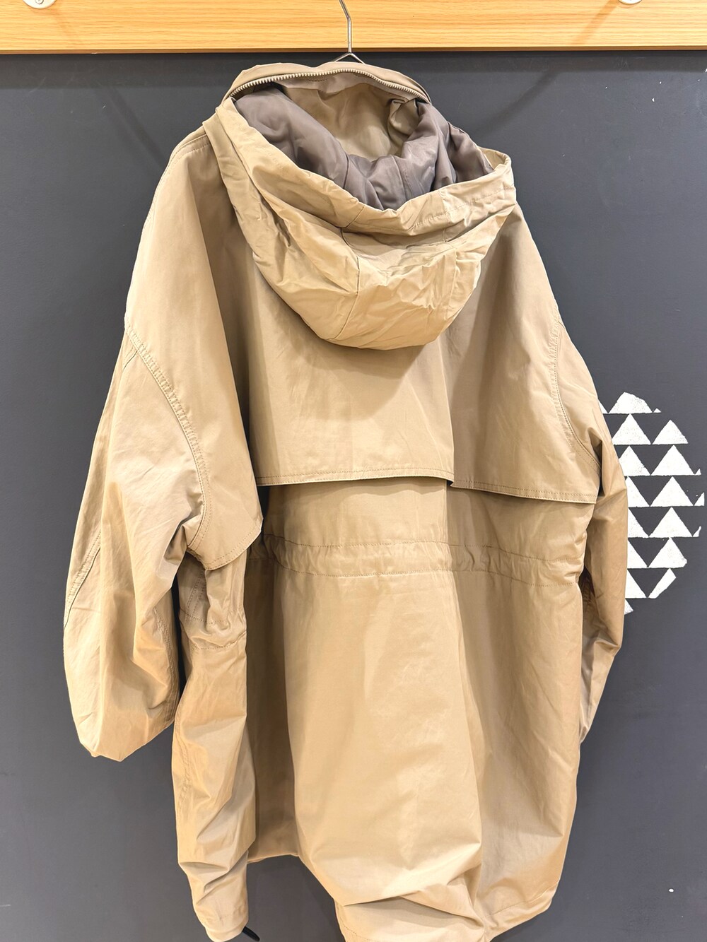 グレー系のカーディガン/ボレロ、ベージュ系のノーカラージャケット、ベージュ系のその他パンツを着用したレディースの春コーディネートの5枚目の写真