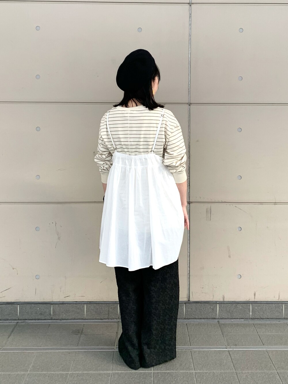 ベージュ系のTシャツ/カットソー、ホワイト系のシャツ/ブラウス、ブラック系のパンツを着用したレディースの冬コーディネートの2枚目の写真