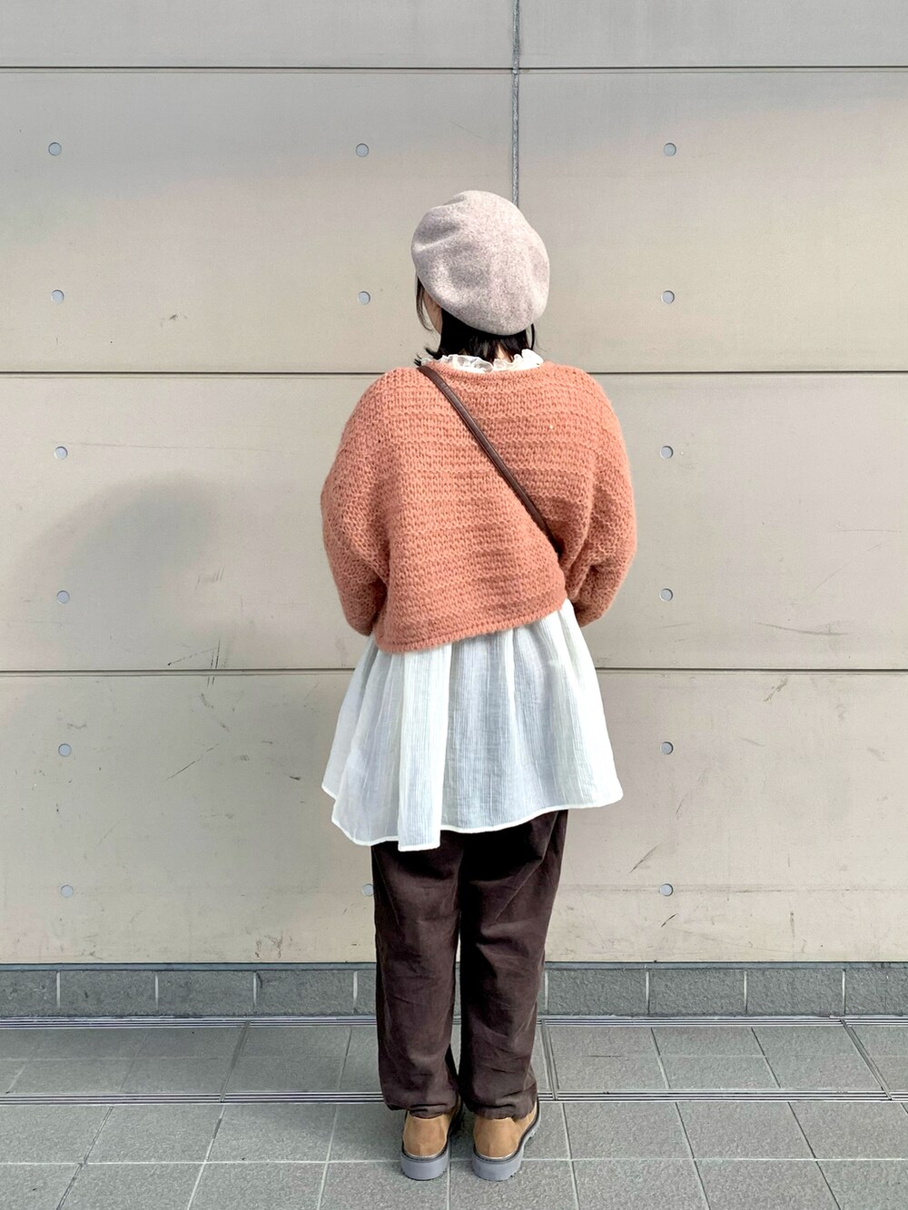 ホワイト系のシャツ/ブラウス、ピンク系のその他パンツ、ベージュ系のドレスシューズを着用したレディースの秋コーディネートの2枚目の写真