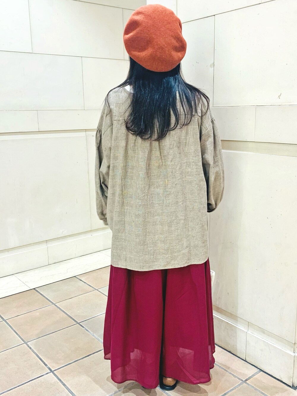 ホワイト系のエコバッグ/サブバッグ、レッド系のその他パンツ、ホワイト系のTシャツ/カットソーを着用したレディースの夏コーディネートの2枚目の写真