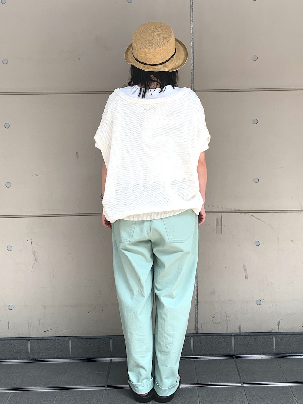 「サマンサ モスモス(Samansa Mos2)、初夏コーデ、プリントT、ミントグリーン パンツ、ミントグリーン、ボレロカーデ、トングサンダル、帽子、ラクチンコーデ、オトナカジュアル、ラフコーデ、夏ファッション、厚底シューズ、夏服、リラックススタイル」｜「Samansa Mos2のアイテム（帽子、ブラック系）」を使った、Ayaさん（レディース・154cm）の夏コーディネートの3枚目の写真