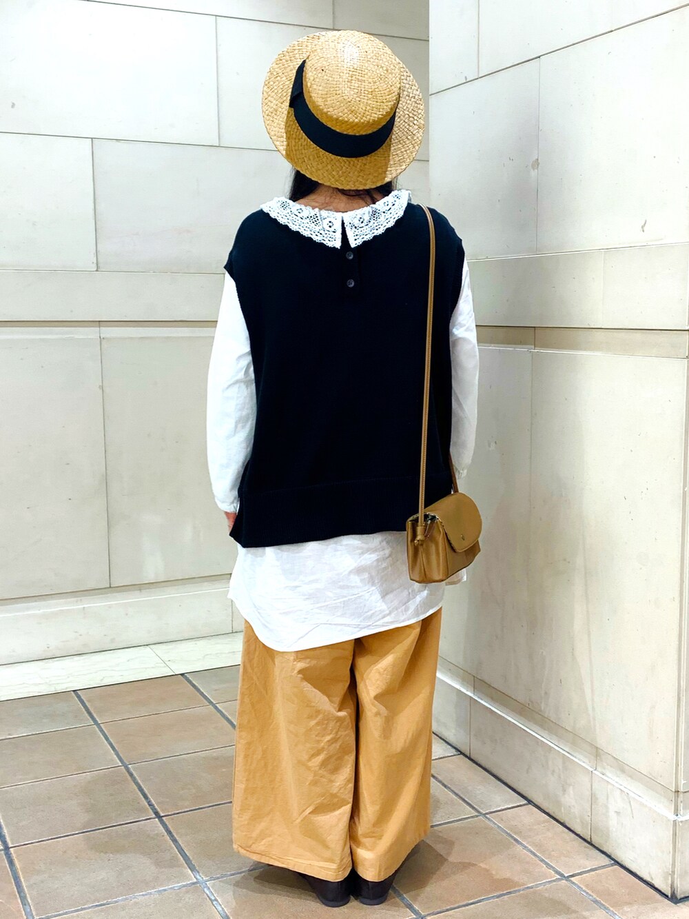 ブラウン系のその他シューズ、ホワイト系のTシャツ/カットソー、ブラウン系のバッグを着用したレディースの春コーディネートの2枚目の写真