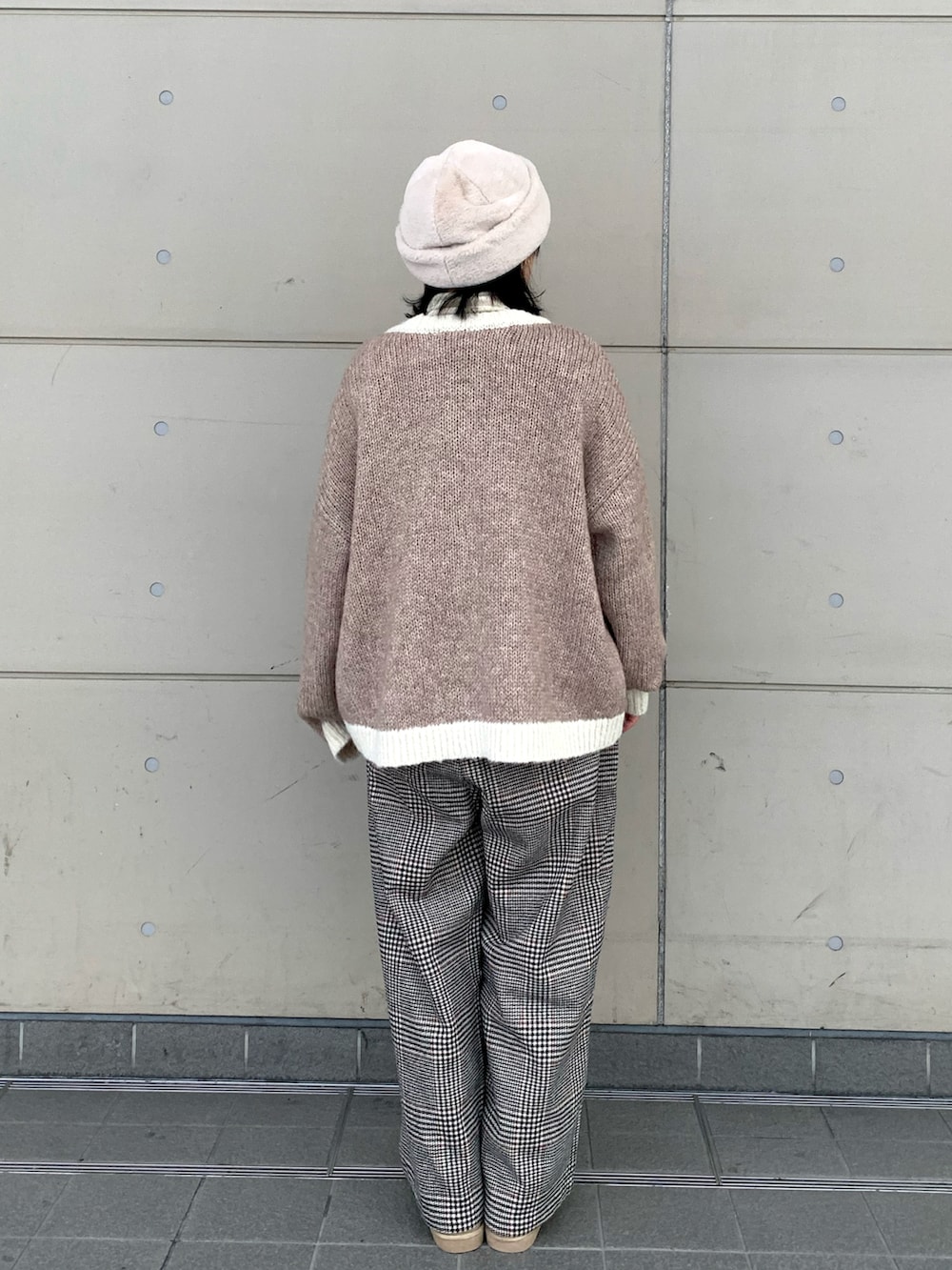ホワイト系のニット/セーター、グレー系のシャツ/ブラウス、ベージュ系のカーディガン/ボレロを着用したレディースの冬コーディネートの2枚目の写真
