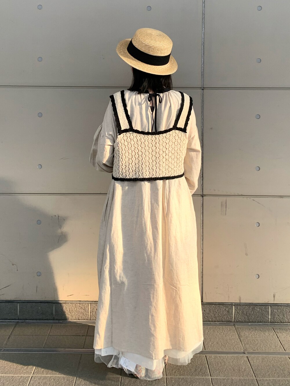 ベージュ系のベスト、ベージュ系のスカート、ベージュ系のワンピースを着用したレディースの冬コーディネートの2枚目の写真