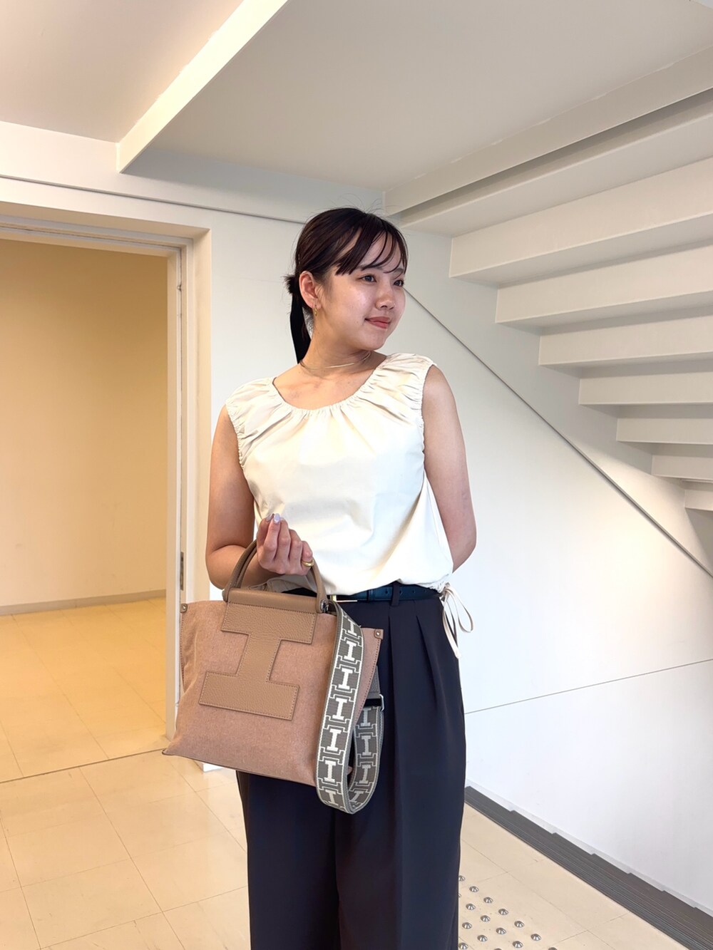 「夏コーデ、ノースリ、ノースリーブ、スラックス、スラックスパンツ、スラックスコーデ、きれいめカジュアル、ショルダーバッグ、お出かけコーデ、オトナ女子、おしゃれさんと繋がりたい、大人カジュアルコーデ、休日スタイル、高身長女子」｜「IACUCCIのソルベット S CANVAS/CERVO（トートバッグ、イエロー系）」を使った、ohanaさん（レディース・167cm）の夏コーディネートの2枚目の写真