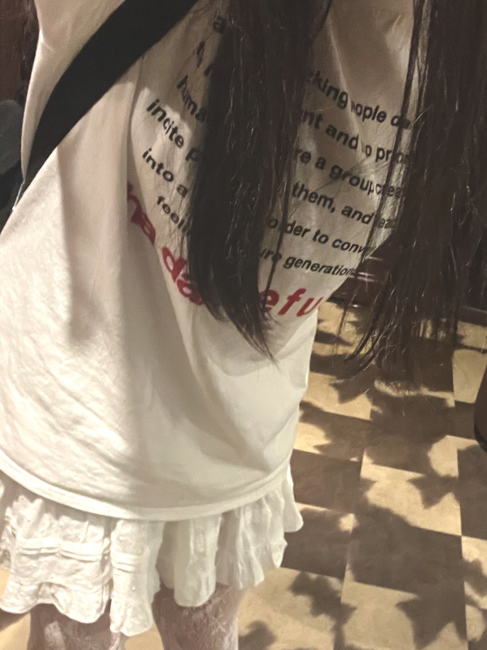 ホワイト系のスカート、ブラック系のバレエシューズを着用したレディースの夏コーディネートの2枚目の写真