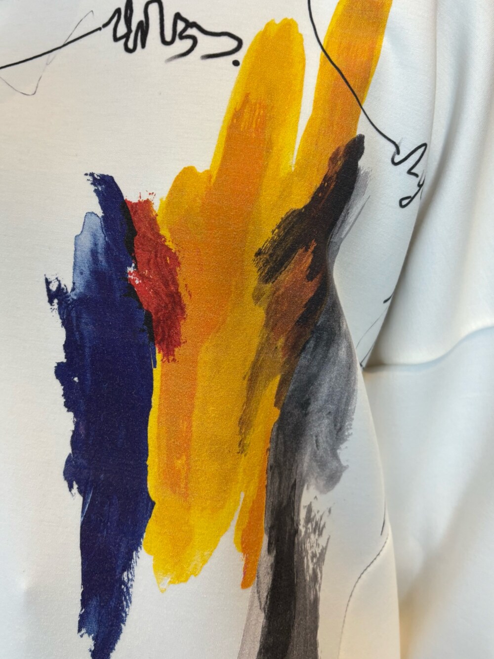 ベージュ系のその他パンツ、ホワイト系のTシャツ/カットソーを着用したレディースの冬コーディネートの4枚目の写真