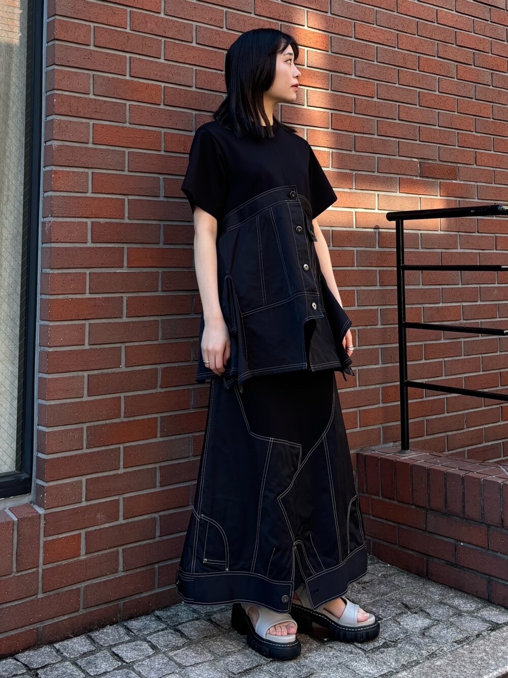 ブラック系のTシャツ/カットソー、ブラック系のスカートを着用したレディースの冬コーディネートの5枚目の写真